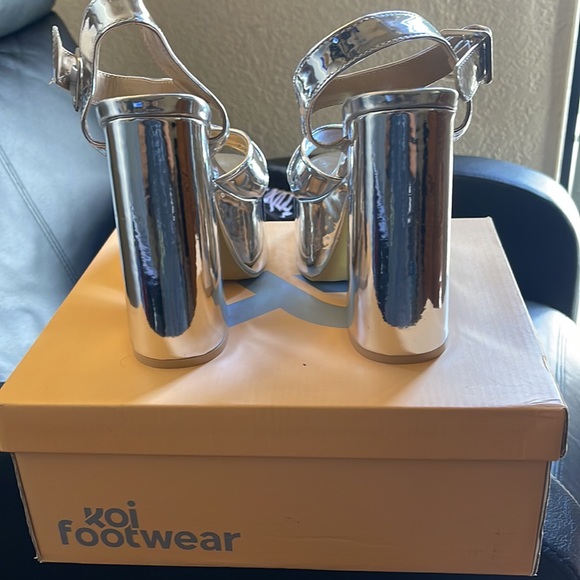 Chidori Metallic Platform Heels - Picture 5 of 7